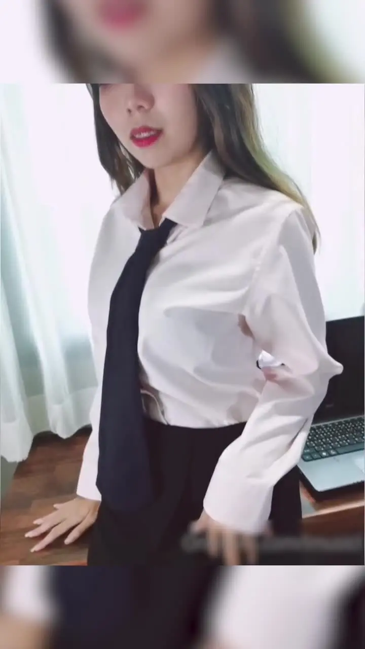 whichav - 这样的制服美女给我来一打舔肉棒