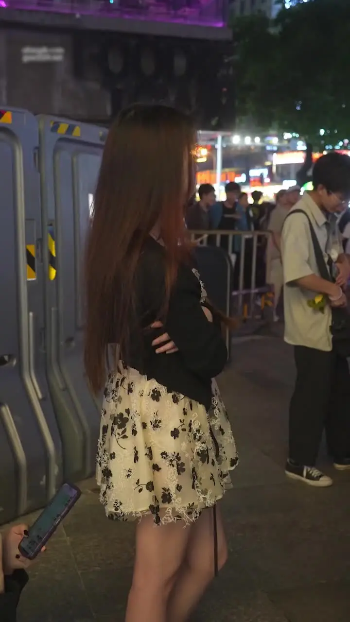 重口av - 裙子非常短还没穿安全裤，走路的时候内裤边都能露出来一点点，里面是卡通草莓内，笑起来有点像虞S欣